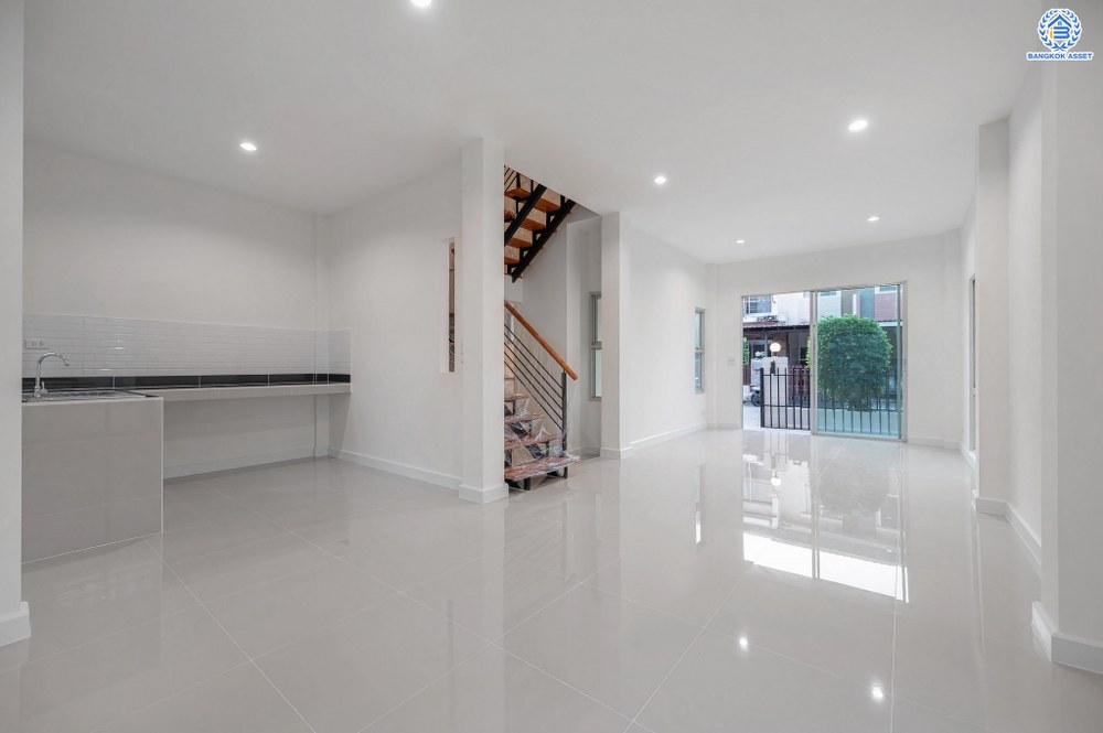 บ้านมือสอง โครงการ วิสต้าอเวนิว เพชรเกษม81 หลังมุม จาก SC Asset เนื้อที่กว้าง 31.7 ตร.ว. ฟังก์ชัน 3 ห้องนอน 2 ห้องน้ำ 1 ที่จอดรถ ราคาถูก และคุ้มค่าที่สุดในโครงการ! บนทำเลศักยภาพ เข้า-ออกหลายเส้นทาง อาทิ ถนนเพชรเกษม ถนนพุทธมณฑลสาย3 ใกล้รถไฟฟ้าสายสีน้ำเงิน(ส่วนต่อขยาย)